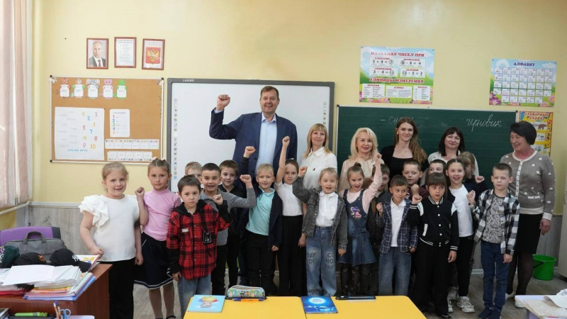 Губернатор Запорожской области посетил с рабочим визитом Приазовскую школу №9. АНО "ЗаМедиа"