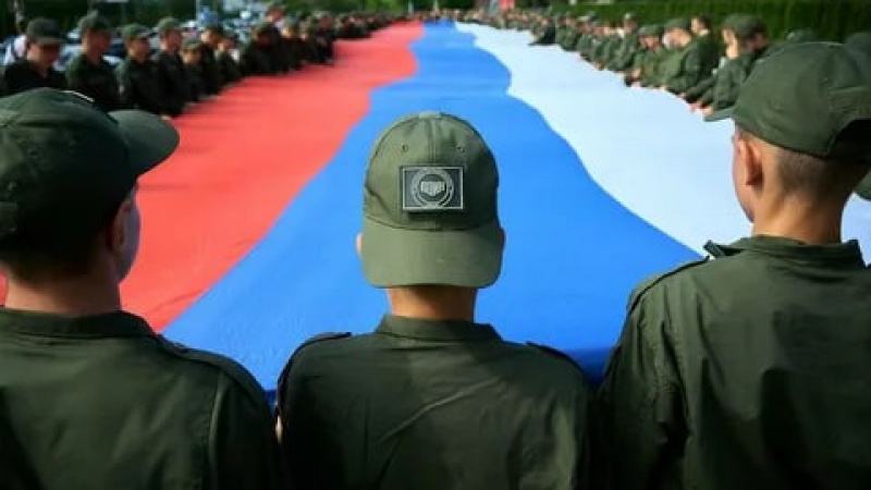 Стометровый флаг России развернули на Мамаевом кургане курсанты Центра «ВОИН». АНО "ЗаМедиа"