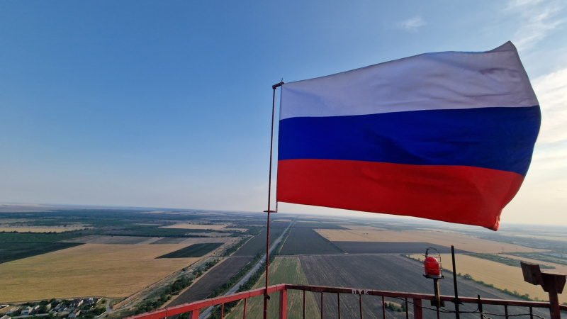 На телевышке Мелитополя по случаю Дня России установили государственный триколор. АНО "ЗаМедиа"