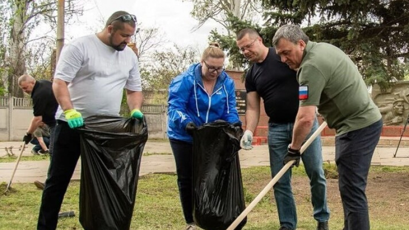 В Мелитополе представители органов местного самоуправления провели субботник. АНО "ЗаМедиа"